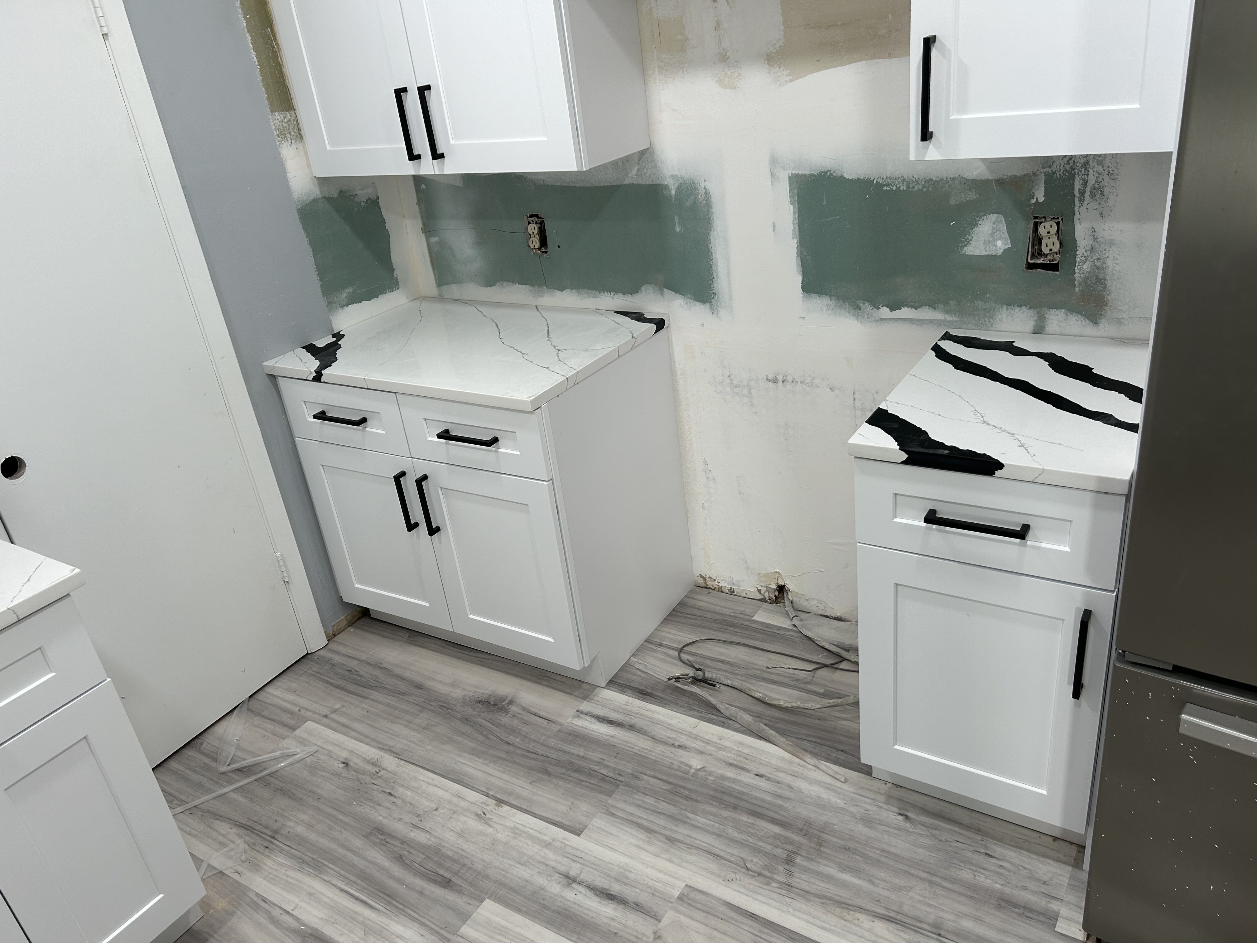 Countertop with matching veined backsplash